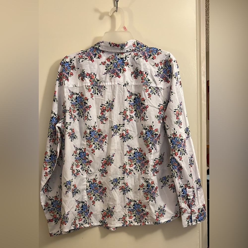 Floral Basic Editions Button Down Top 🌸 - Picture 2 of 6